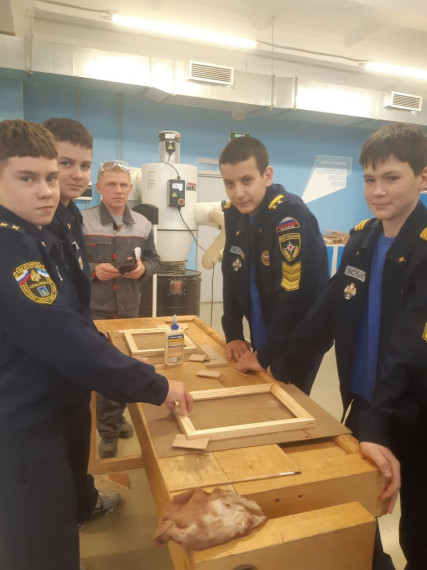 Профессиональная проба: кадеты 8 "Б" класса за работой в столярной мастерской Профессиональная проба: кадеты 8 "Б" класса за работой в столярной мастерской.
